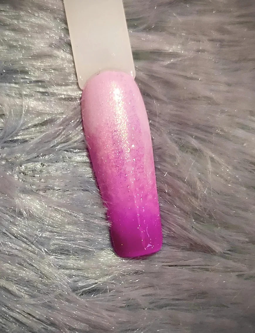 Dreamy Pink Ombre Nail Art – A Subtle Blend of Elegance and Glamour ✨💕